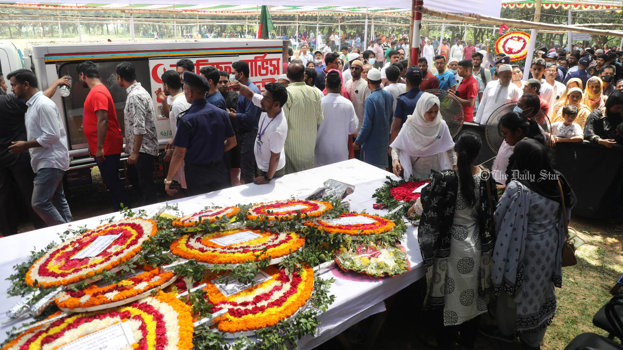 সাভার গণস্বাস্থ্য কেন্দ্রে ডা. জাফরুল্লাহর প্রতি শ্রদ্ধা জানাচ্ছেন সর্বস্তরের মানুষ