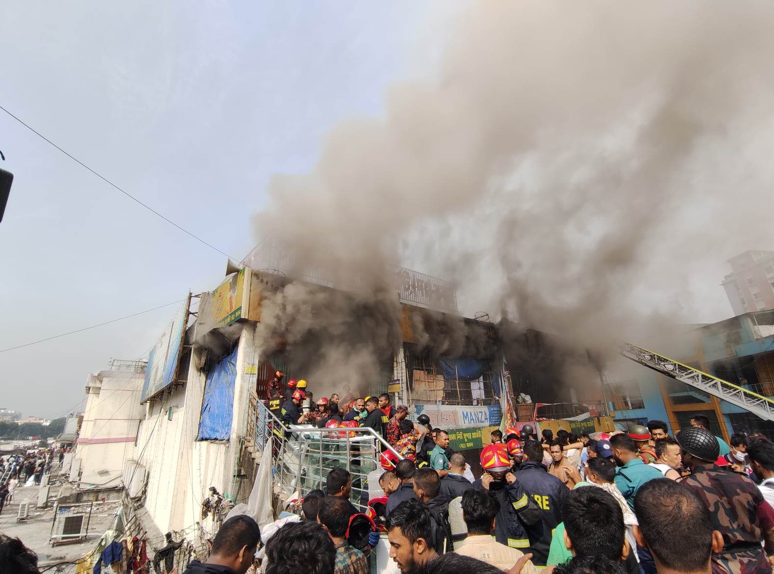 ‘ব্রিজ ভাঙতে গিয়া এরা মার্কেট জ্বালাই ফেলাইছে’