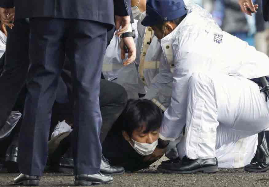 জাপানের প্রধানমন্ত্রী কিশিদার ওপর ‘বোমা সদৃশ বস্তু’ নিক্ষেপ