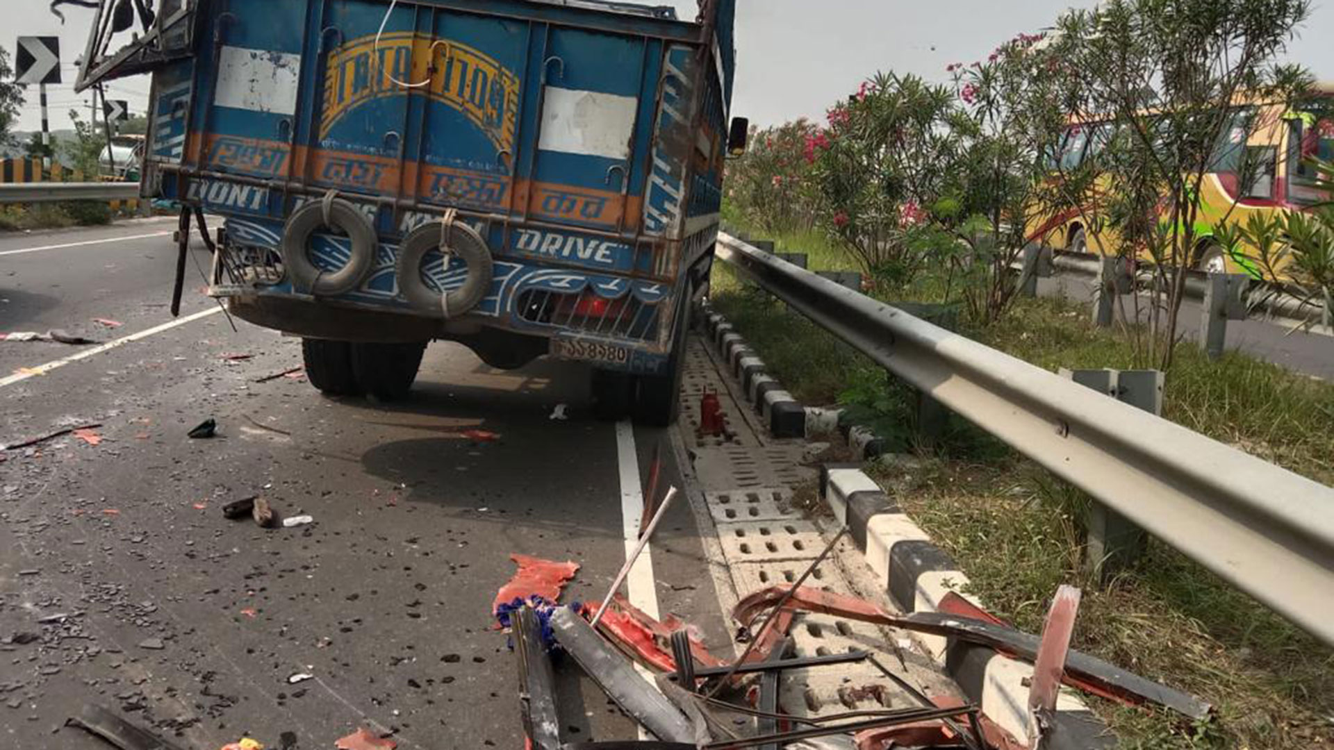 ঢাকা-মাওয়া মহাসড়কে বিকল ট্রাকে বাসের ধাক্কায় নিহত অন্তত ৪