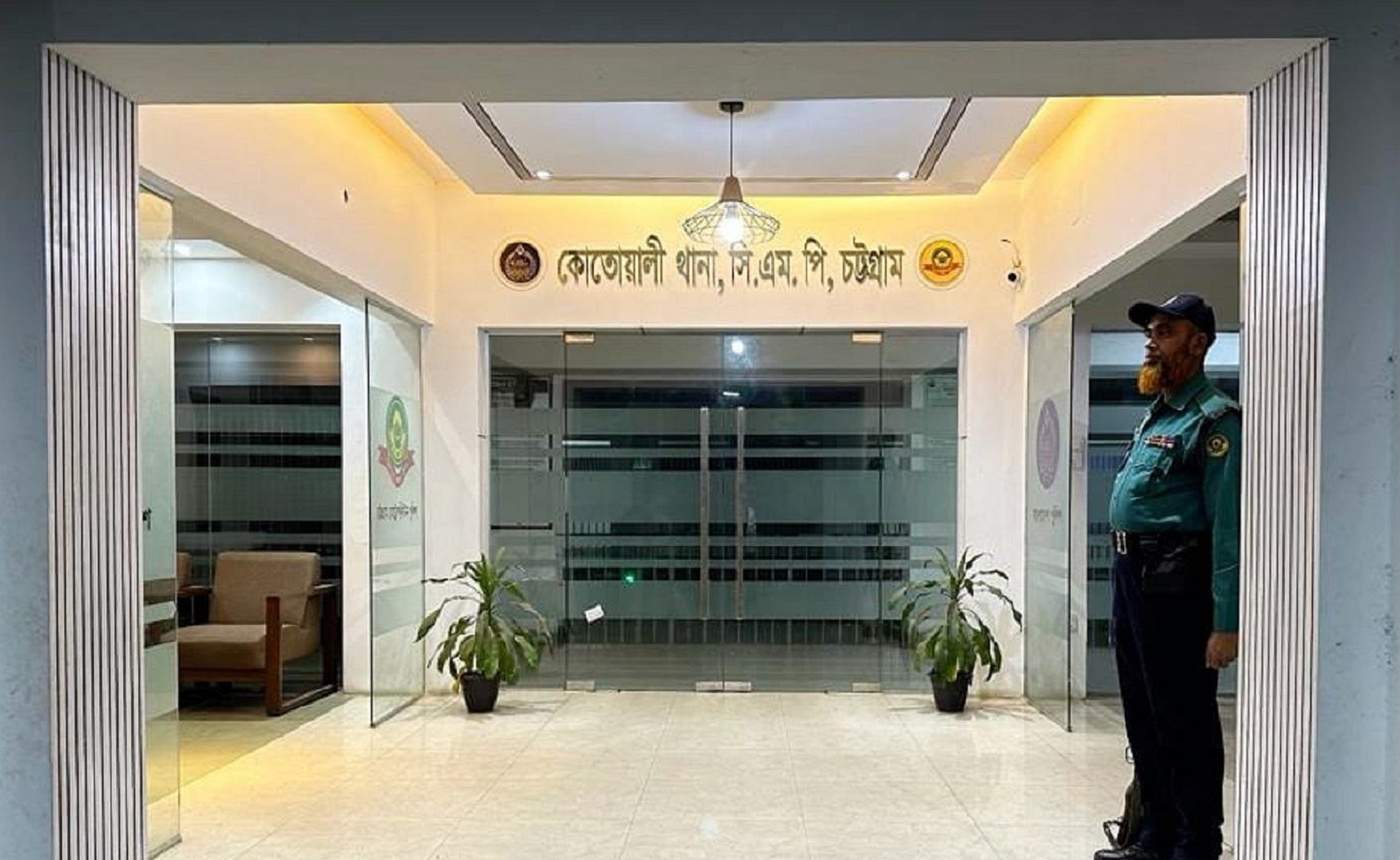 চট্টগ্রামের কোতোয়ালি থানার ওসিকে উপমন্ত্রীর বডিগার্ডের ধাক্কা, থানায় জিডি