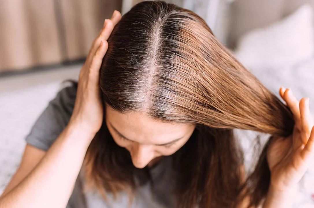 পাকা চুলে মেহেদি ব্যবহার করবেন যেভাবে