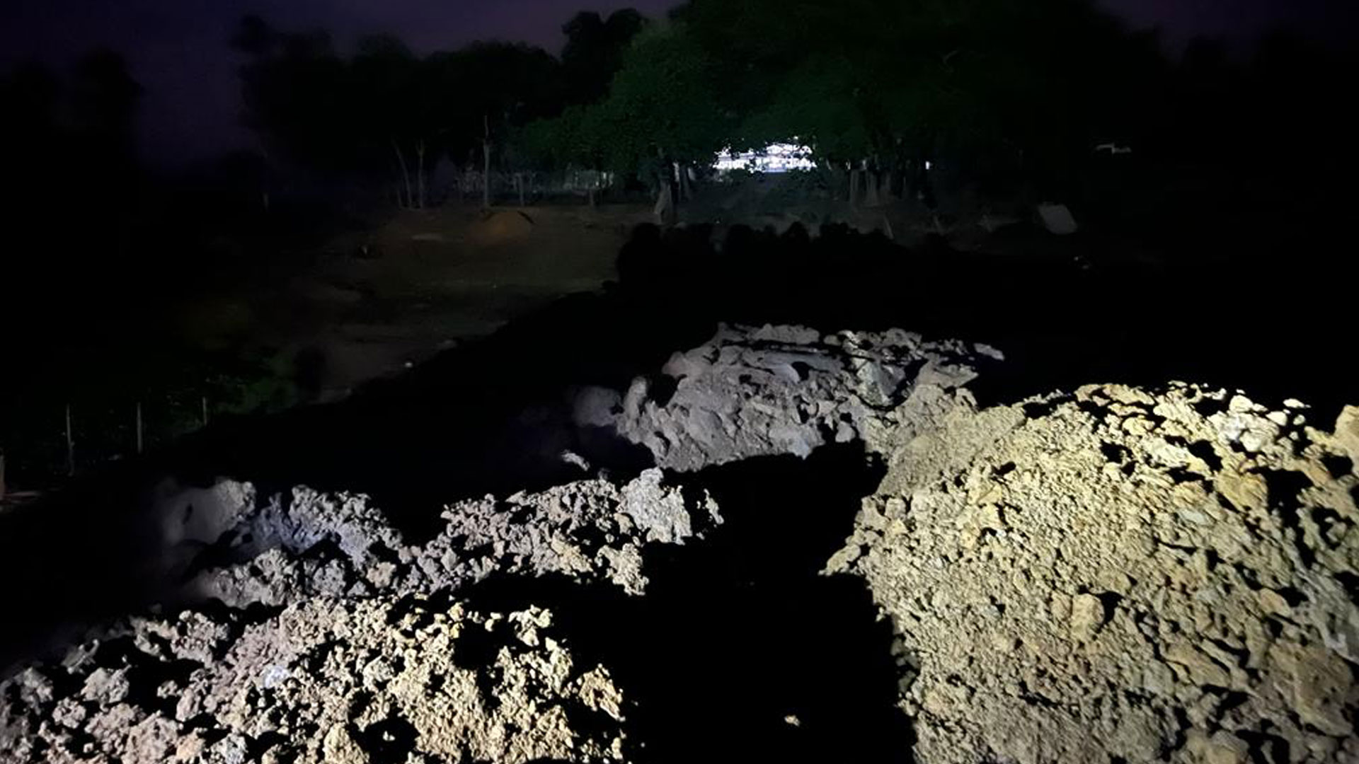 রাতের আঁধারে নদী ভরাটের অভিযোগ টিএমএসএসের বিরুদ্ধে, ৫ ট্রাক জব্দ