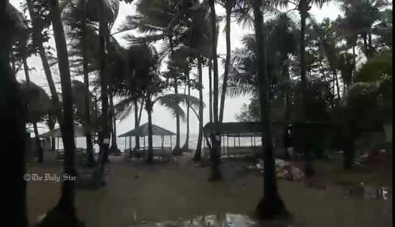 ‘মনে হচ্ছে ঝড় খুব কাছে চলে এসেছে’