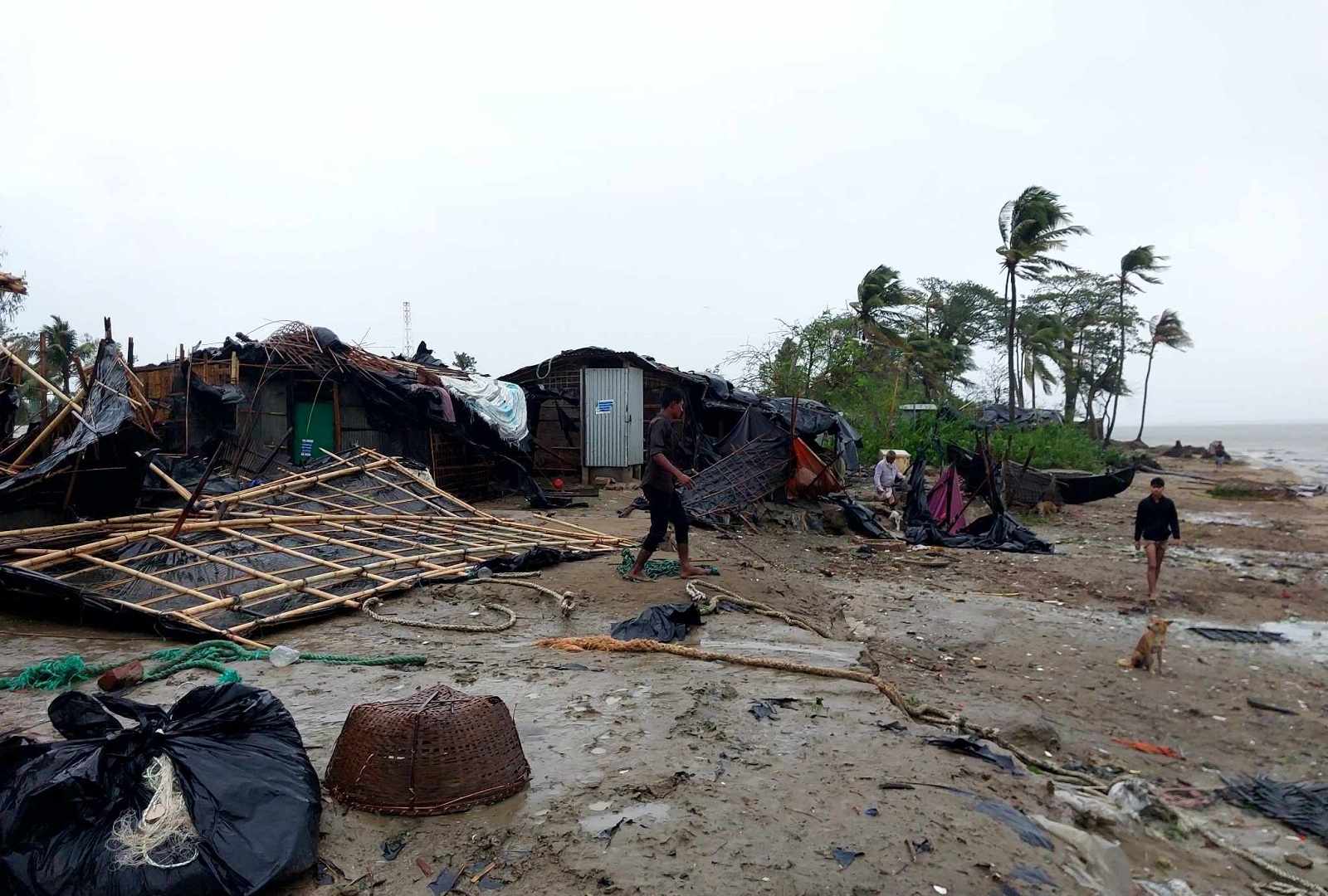 কক্সবাজারে আড়াই হাজার ঘরবাড়ি সম্পূর্ণ বিধ্বস্ত: জেলা প্রশাসন
