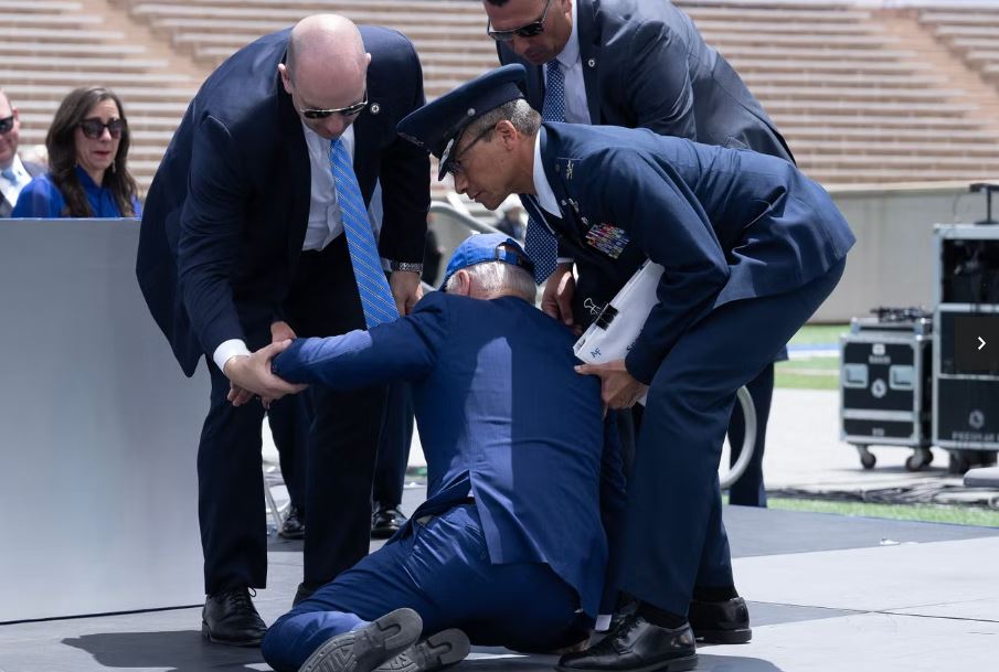 বাইডেনের পড়ে যাওয়া নিয়ে ট্রাম্পের রসিকতা