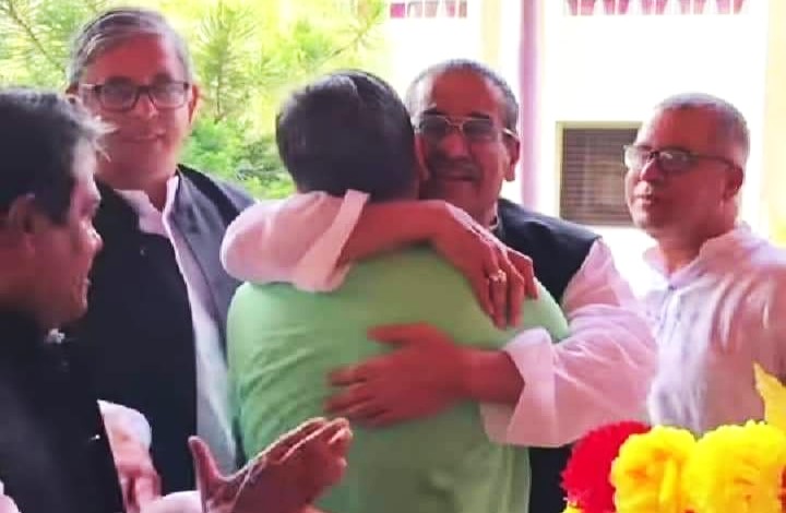 খোকন সেরনিয়াবাতকে বুকে টেনে নিলেন আবুল হাসানাত আবদুল্লাহ