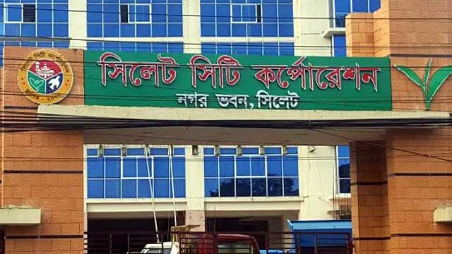 সিলেট নগর ভবন থেকে স্টিলের পাইপ পড়ে সেনাসদস্য নিহত