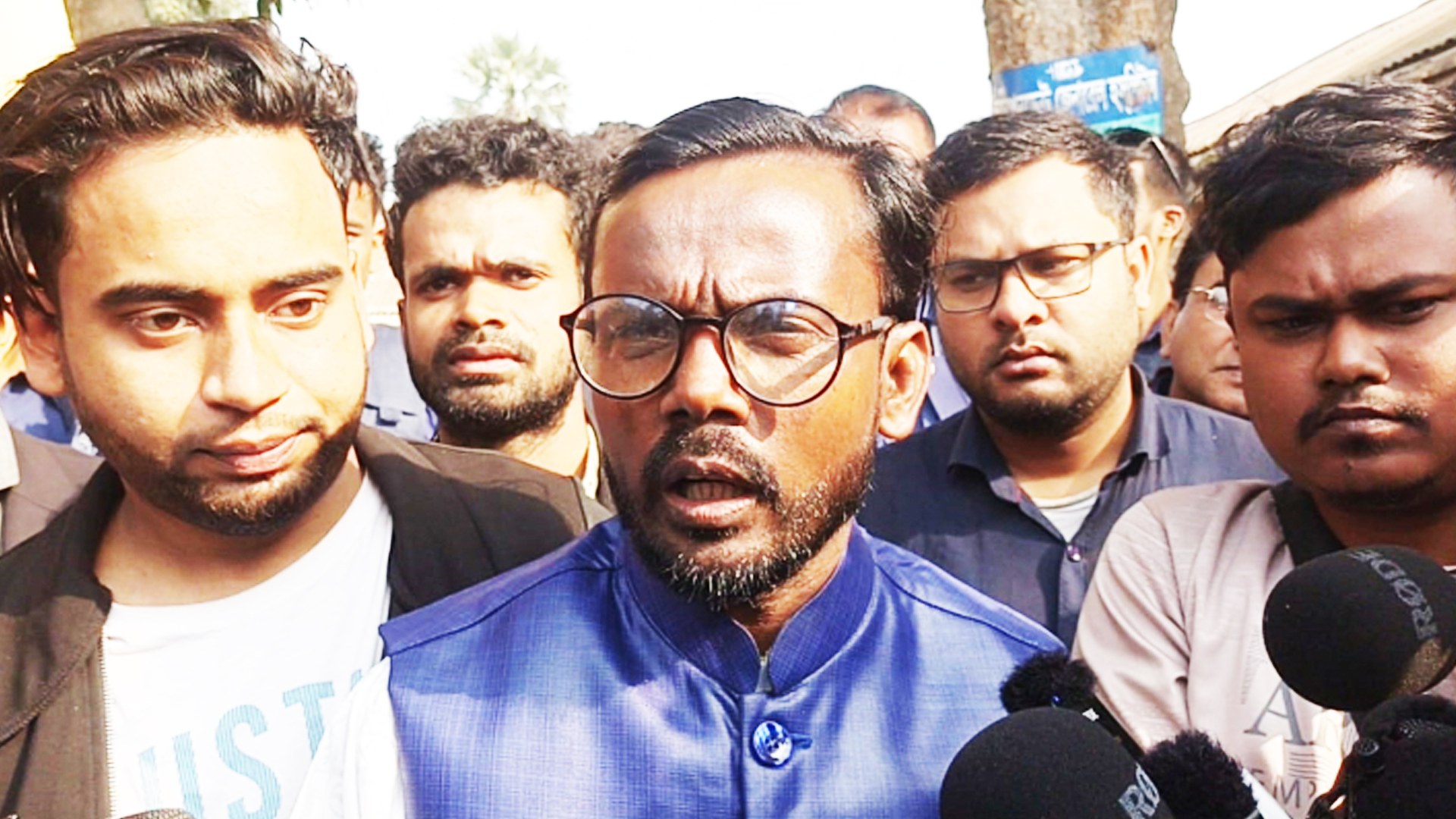 নায়ক ফারুকের আসনে উপনির্বাচনে প্রার্থী হবেন হিরো আলম