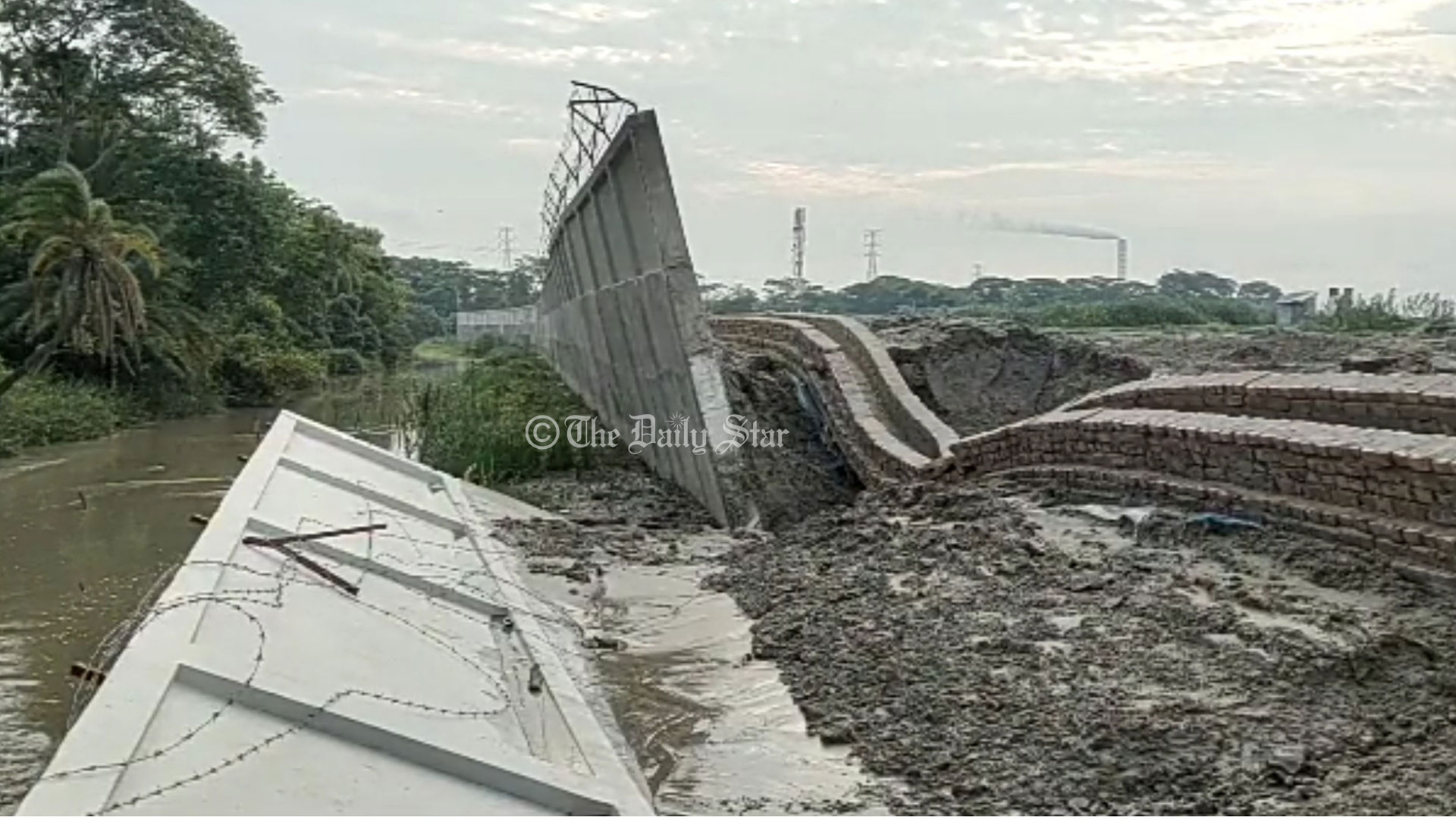 ৬ মাসের ব্যবধানে পায়রা বন্দরের সীমানা দেয়ালে আবারো ধস