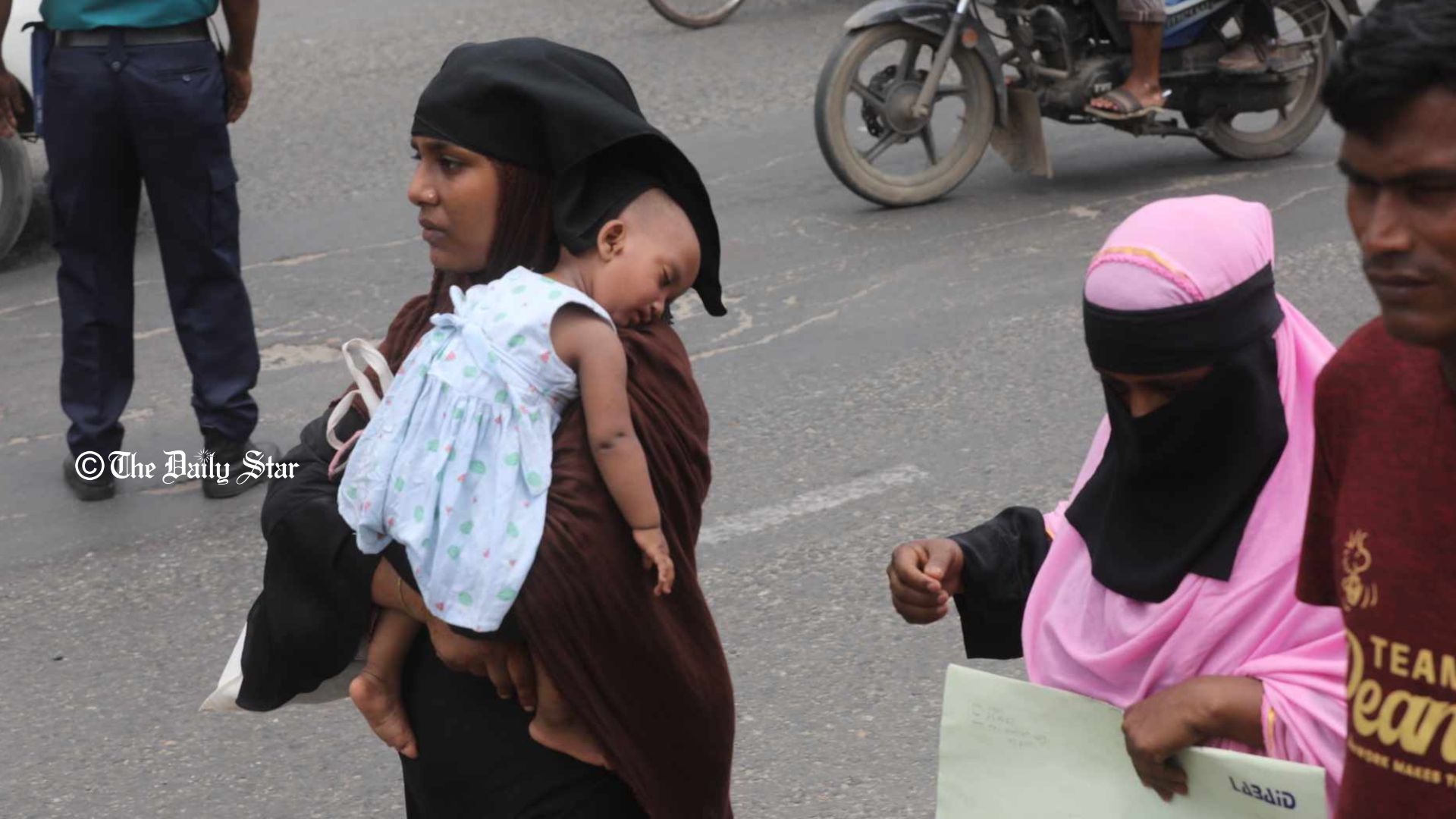 ‘বাস নেই, বাসায় কীভাবে ফিরব’