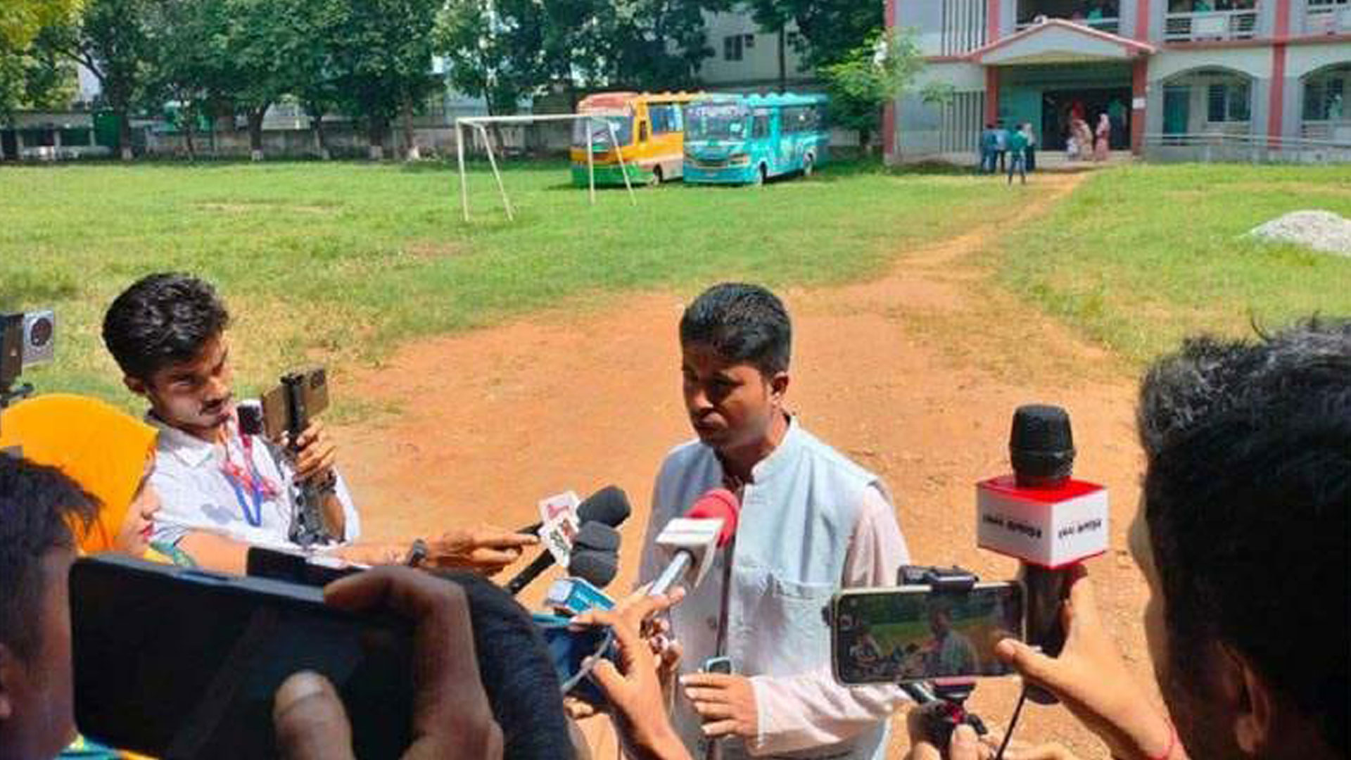 ৩ ঘণ্টার মাথায় স্বতন্ত্র প্রার্থী তরিকুলের ভোট বর্জন, বললেন ‘সুষ্ঠু পরিবেশ নেই’