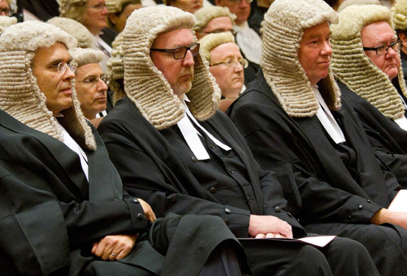 যেভাবে শুরু হলো সাদা পরচুলার ব্যবহার