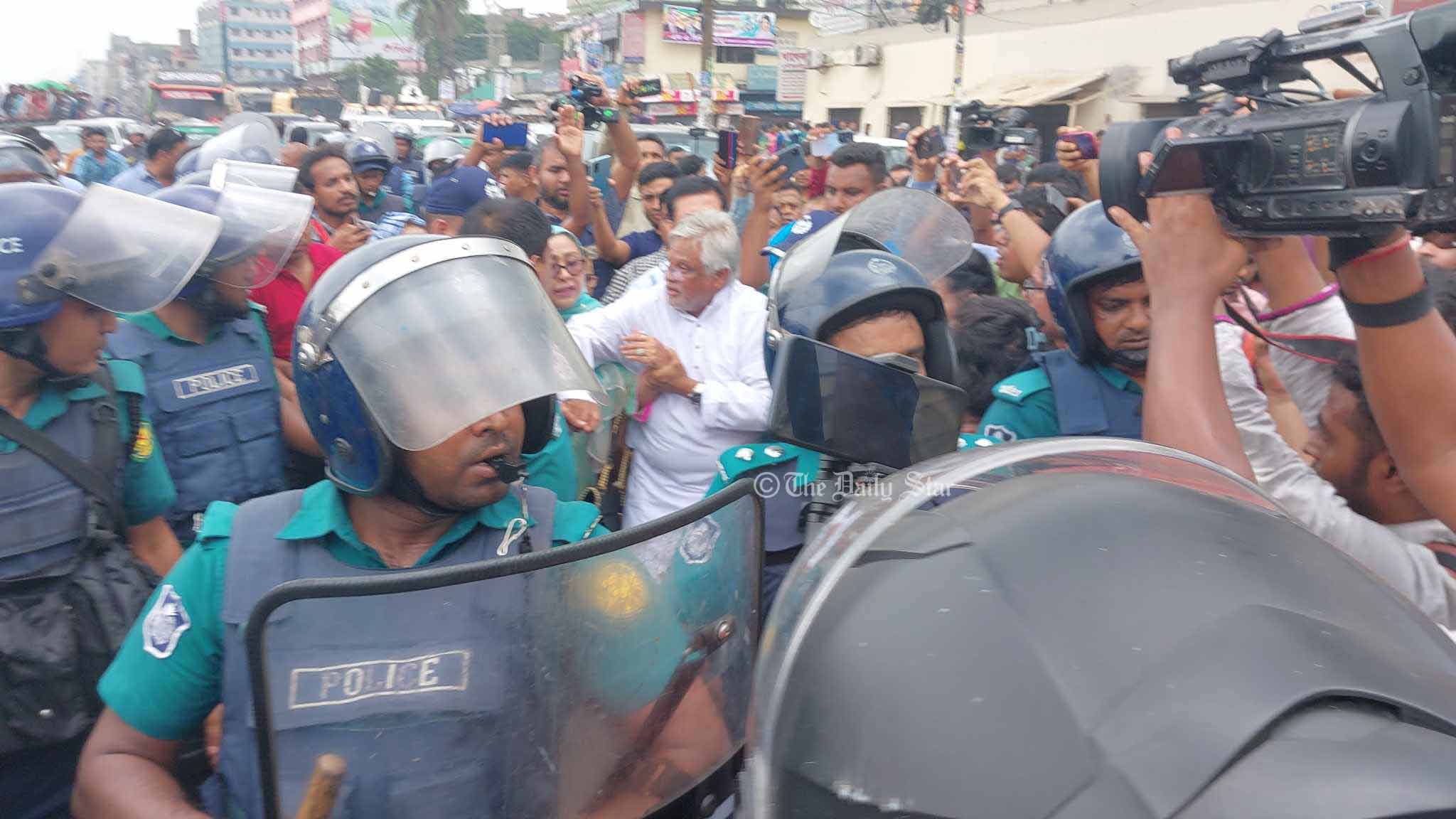 টানা-হেঁচড়ায় ‘অসুস্থ’ আমানকে ভ্যানে তুলে নিয়ে গেল পুলিশ