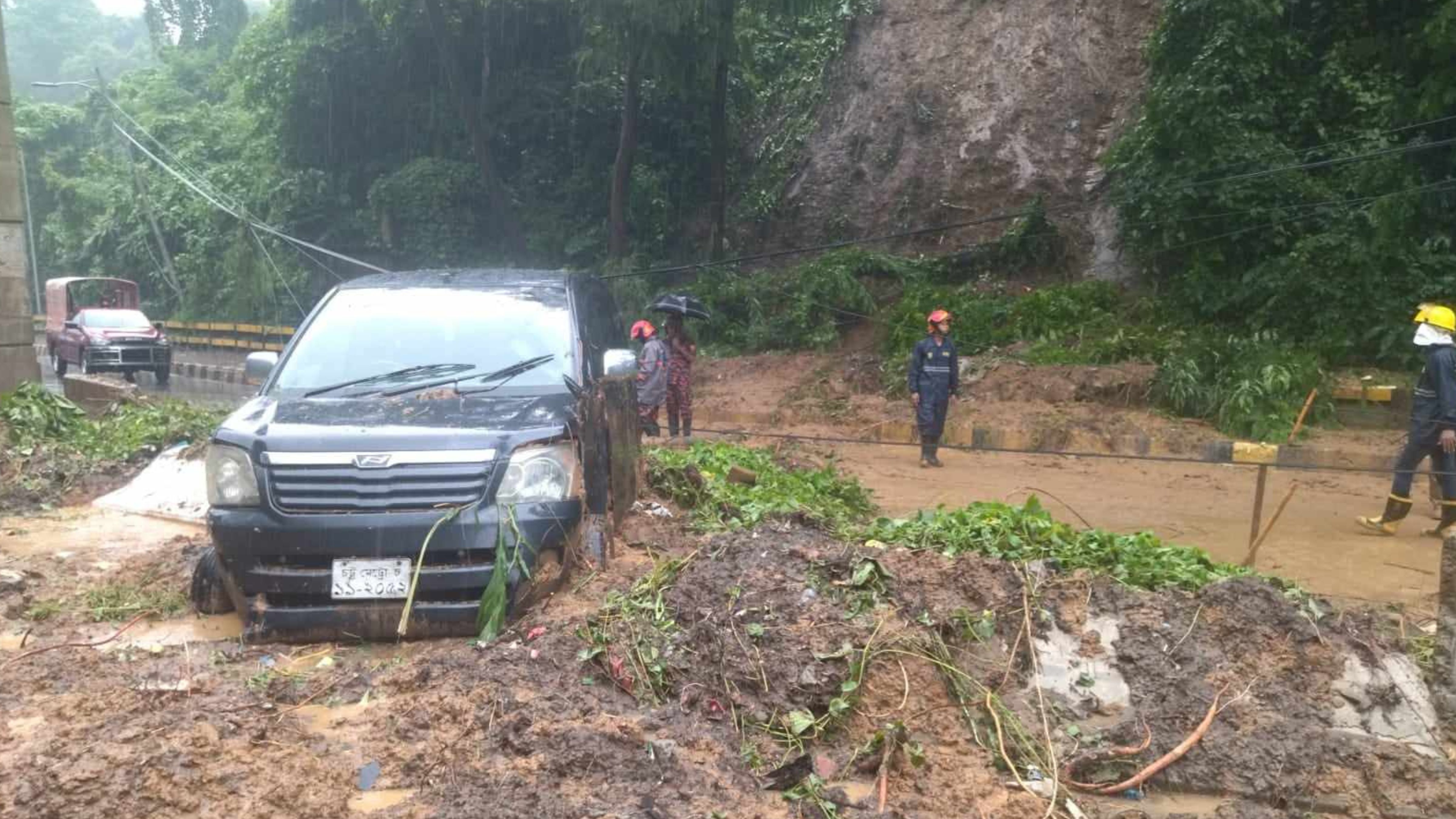 চট্টগ্রামে পাহাড় ধসে আটকে পড়েছে মাইক্রোবাস, রাস্তা বন্ধ