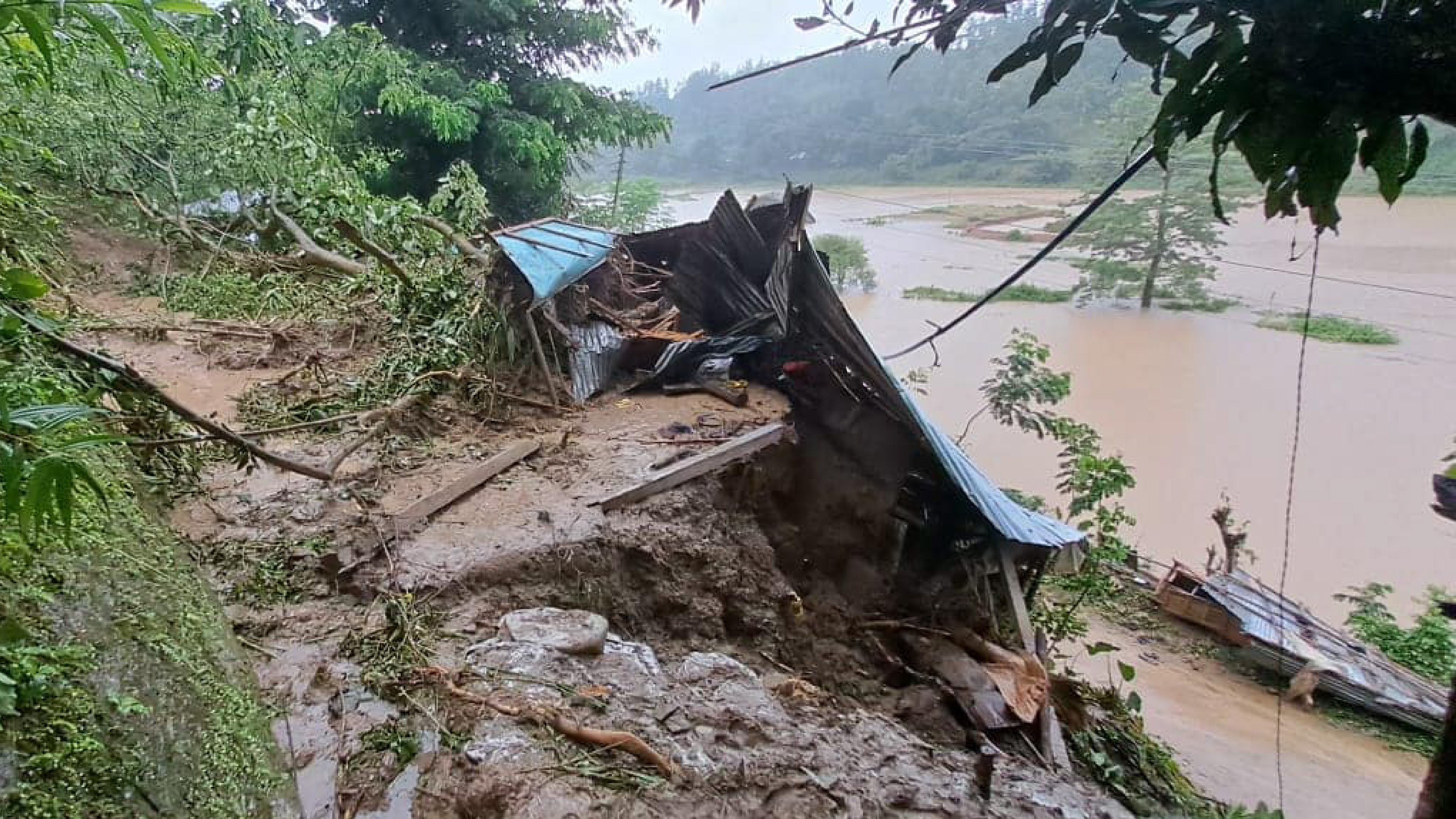 ৫ দিনের ভারী বর্ষণে বান্দরবানে পাহাড় ধস, আহত ৬