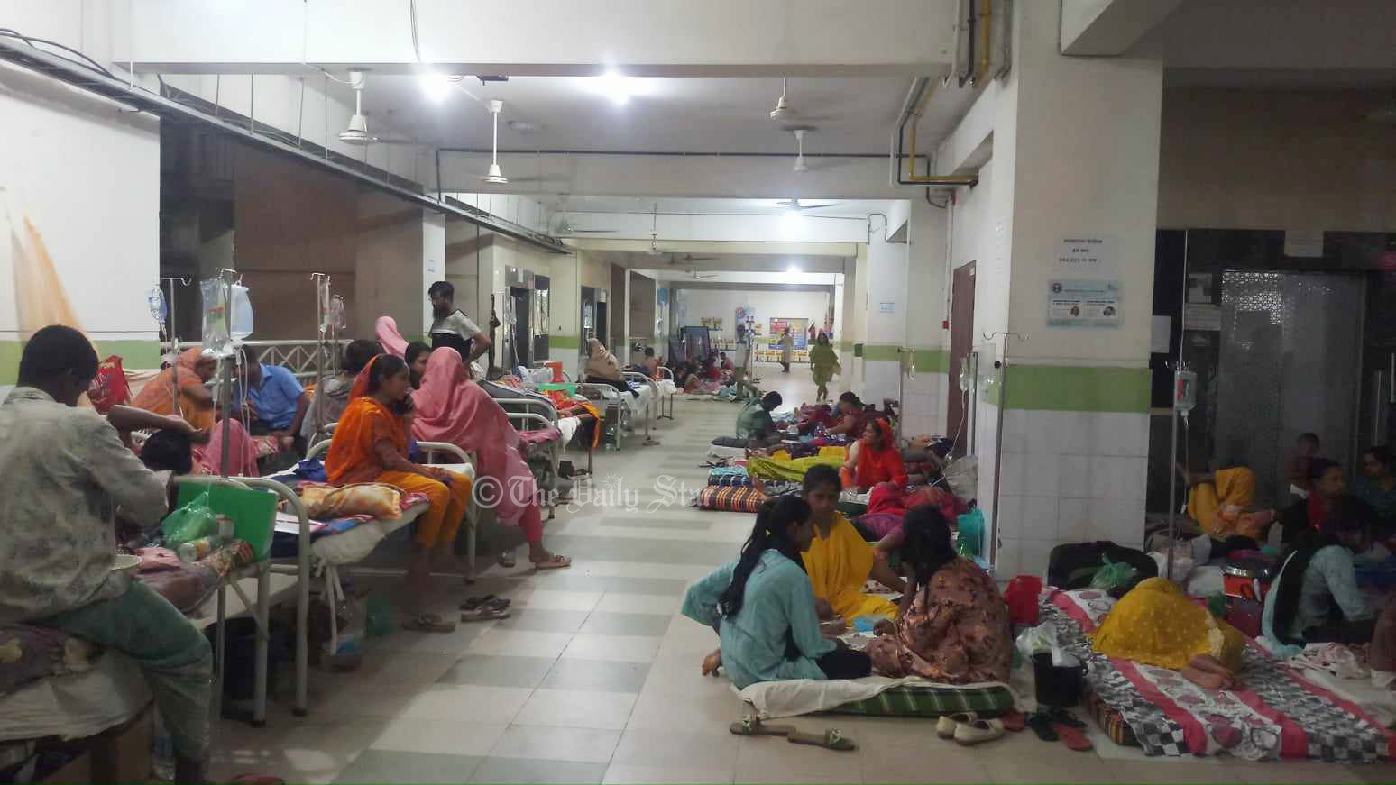 ডেঙ্গু রোগী: হাসপাতালের বিছানা মেঝে বারান্দা করিডোর কোথাও জায়গা মিলছে না