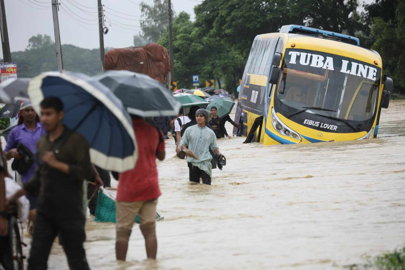 সড়ক ডুবে যাওয়ায় চট্টগ্রামের সঙ্গে কক্সবাজার ও বান্দরবানের সড়ক যোগাযোগ বিচ্ছিন্ন
