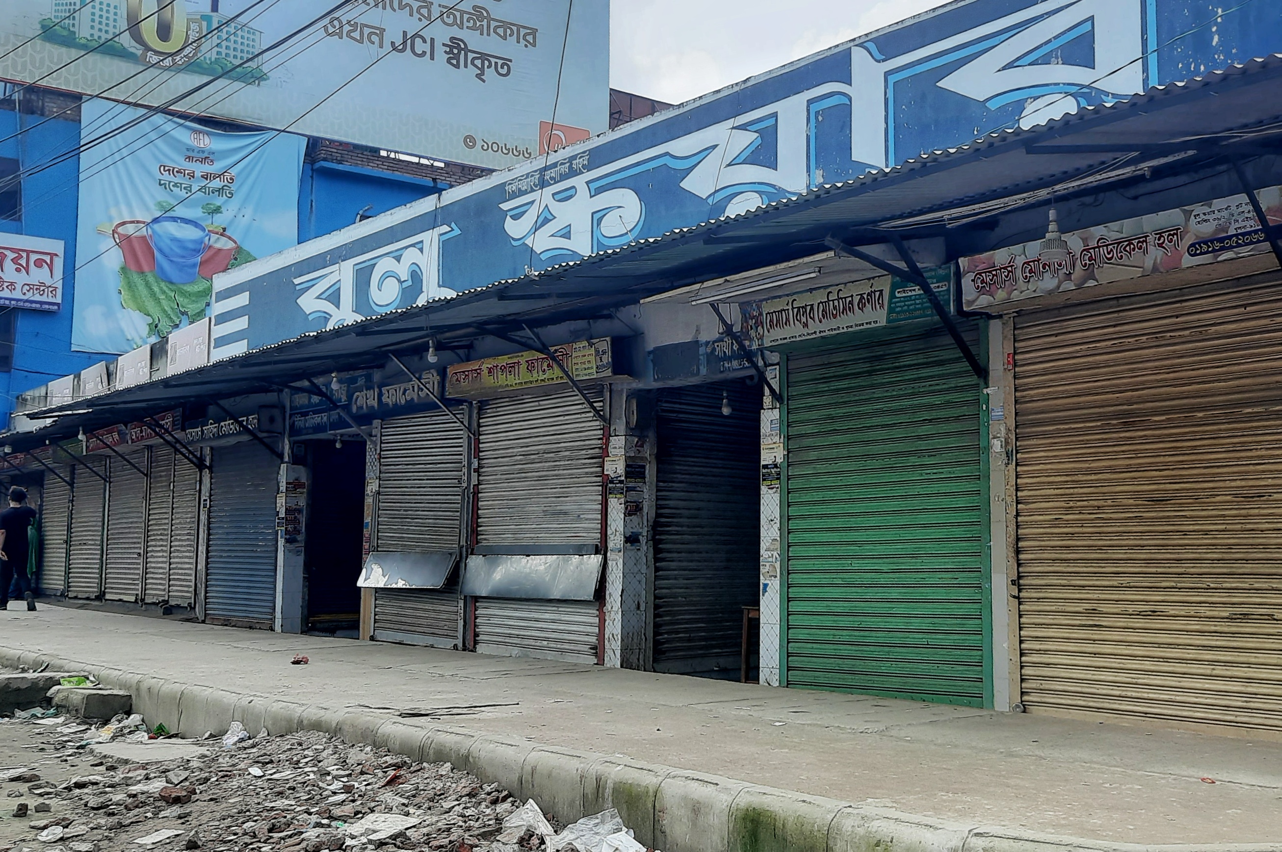 খুমেক শিক্ষার্থী-ওষুধ ব্যবসায়ীদের সংঘর্ষ: ইন্টার্ন চিকিৎসকের কর্মবিরতি