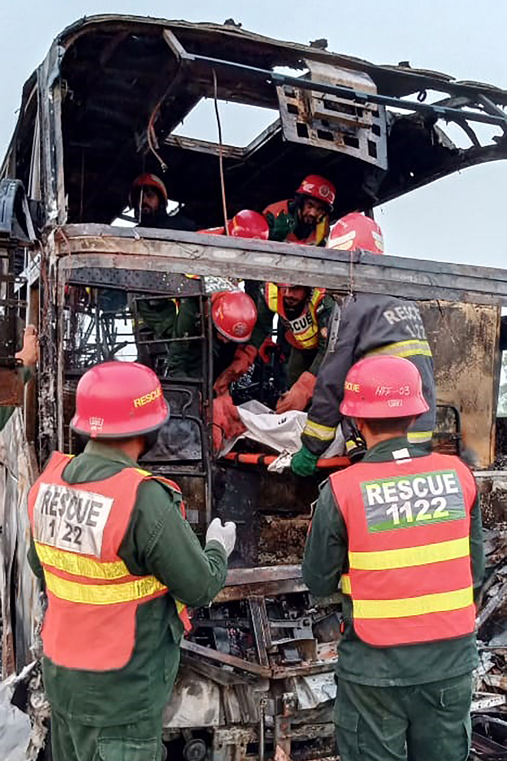 পাকিস্তানে তেলবাহী পিকআপে যাত্রীবাহী বাসের ধাক্কা, নিহত ১৮