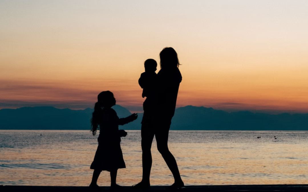 দত্তক নিতে গেলে যেসব আইনি জটিলতা মোকাবিলা করতে হয়