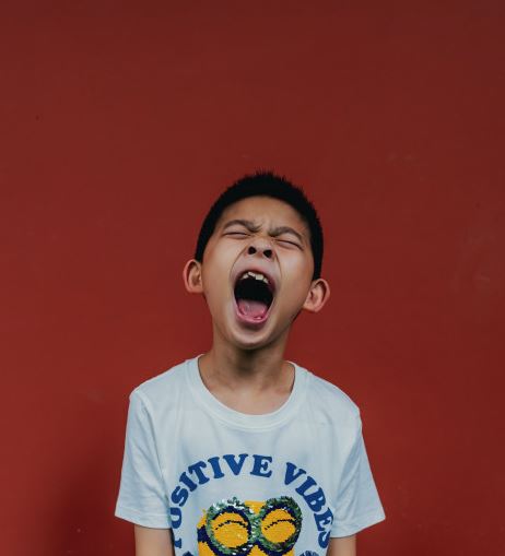 জেদ-রাগে মাটিতে গড়াগড়ি করে শিশু, বাবা-মায়ের জন্য বিশেষজ্ঞ পরামর্শ