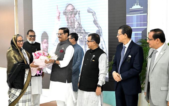 দক্ষিণ আফ্রিকা থেকে দেশে ফিরেছেন প্রধানমন্ত্রী