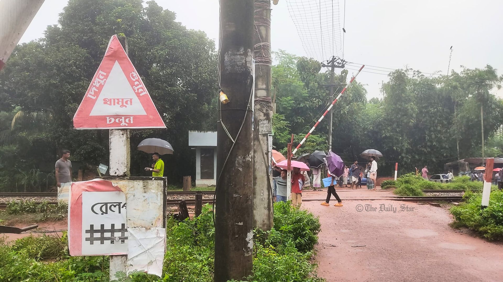 ‘গেটম্যান না থাকায় বার ওঠানো ছিল রেলক্রসিংয়ের’