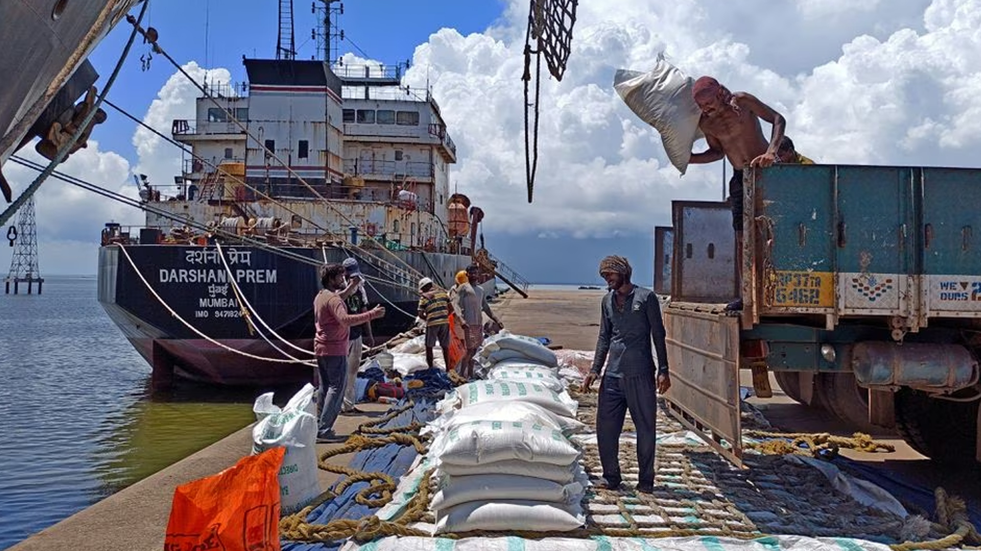ভারত শুল্ক আরোপের পর ৫ লাখ মেট্রিক টন চাল রপ্তানি স্থগিত