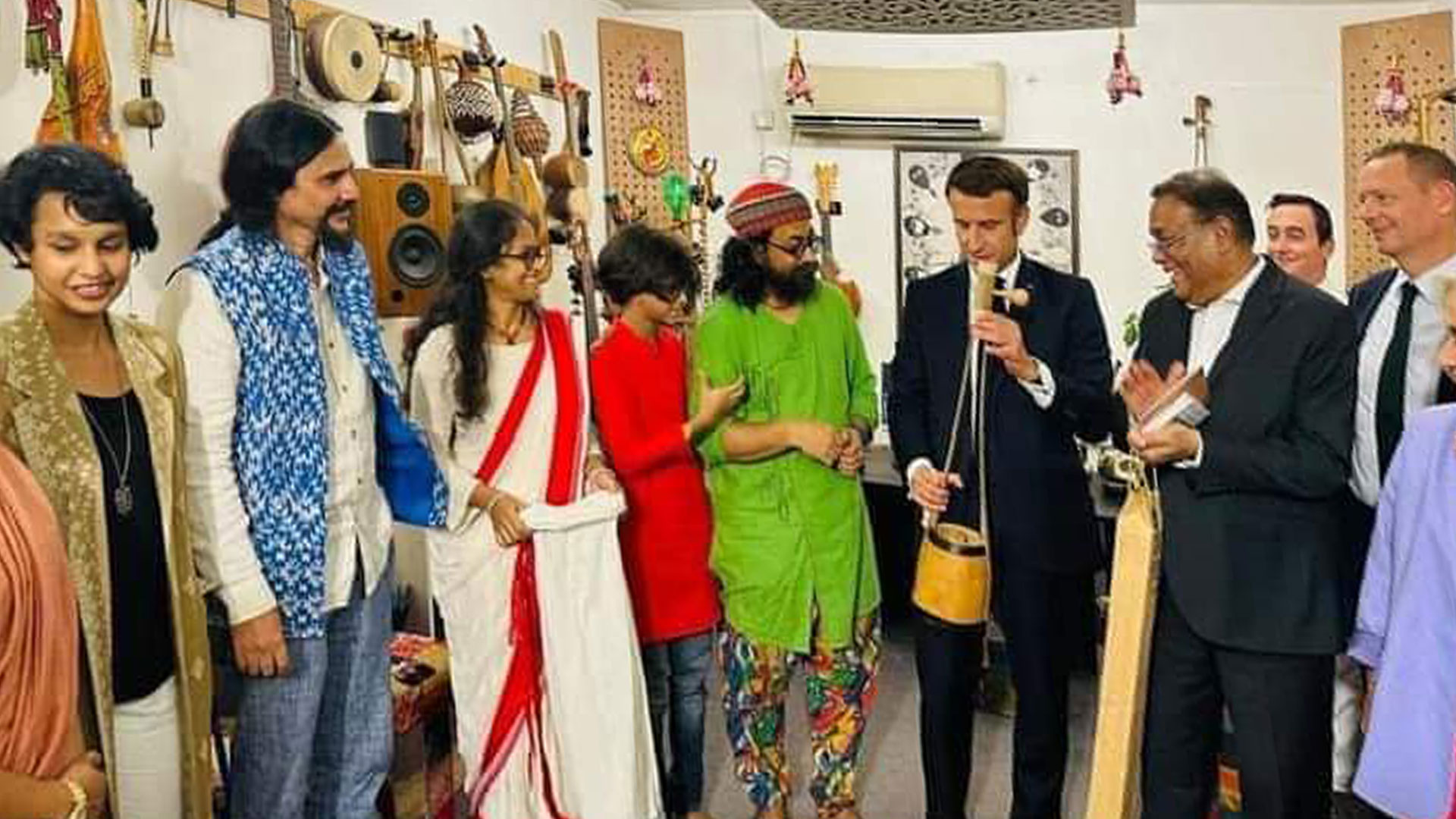 মাখোঁকে একতারা উপহার দিয়ে কলম পেলেন রাহুল