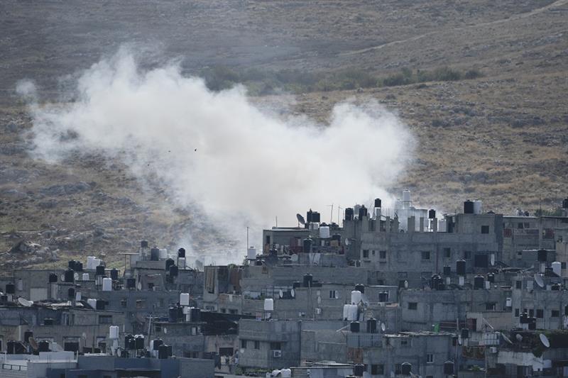 পশ্চিম তীরে বিমান হামলা চালাল ইসরায়েল, দক্ষিণ লেবানন থেকে রকেট ছুড়ল হামাস
