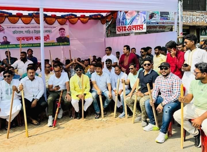 সাভারের মহাসড়কে লাঠি হাতে যুবলীগ নেতাকর্মীরা