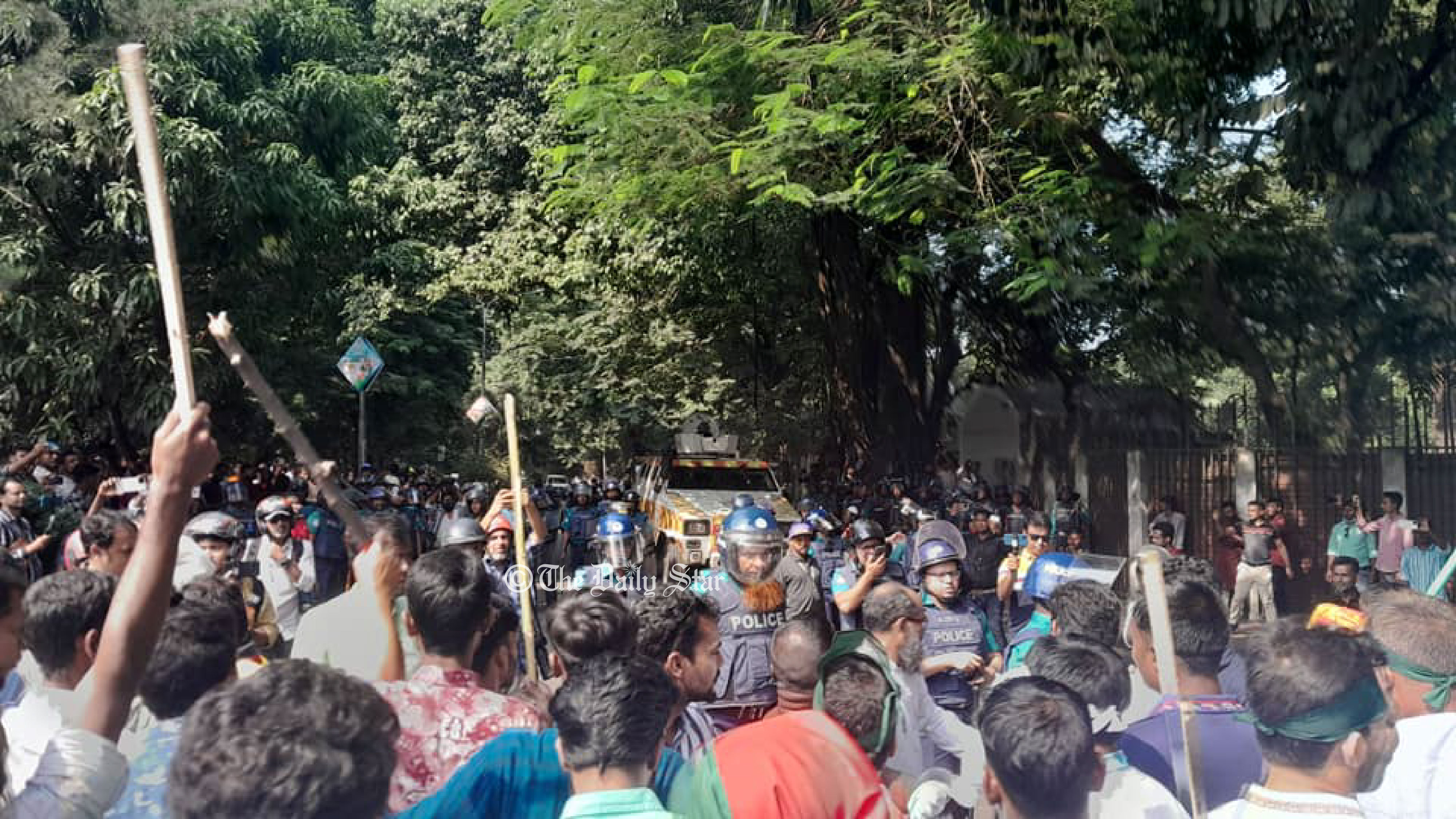 কাকরাইল মোড়ে ইটপাটকেল, সাউন্ড গ্রেনেড, টিয়ারশেল: পুলিশ-বিএনপি সংঘর্ষ