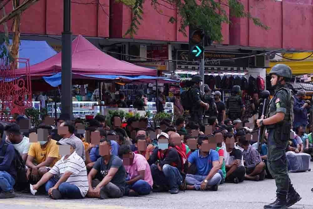 মালয়েশিয়ায় বাংলা মার্কেটে অভিযান, বাংলাদেশিসহ ৫০০ অভিবাসী গ্রেপ্তার