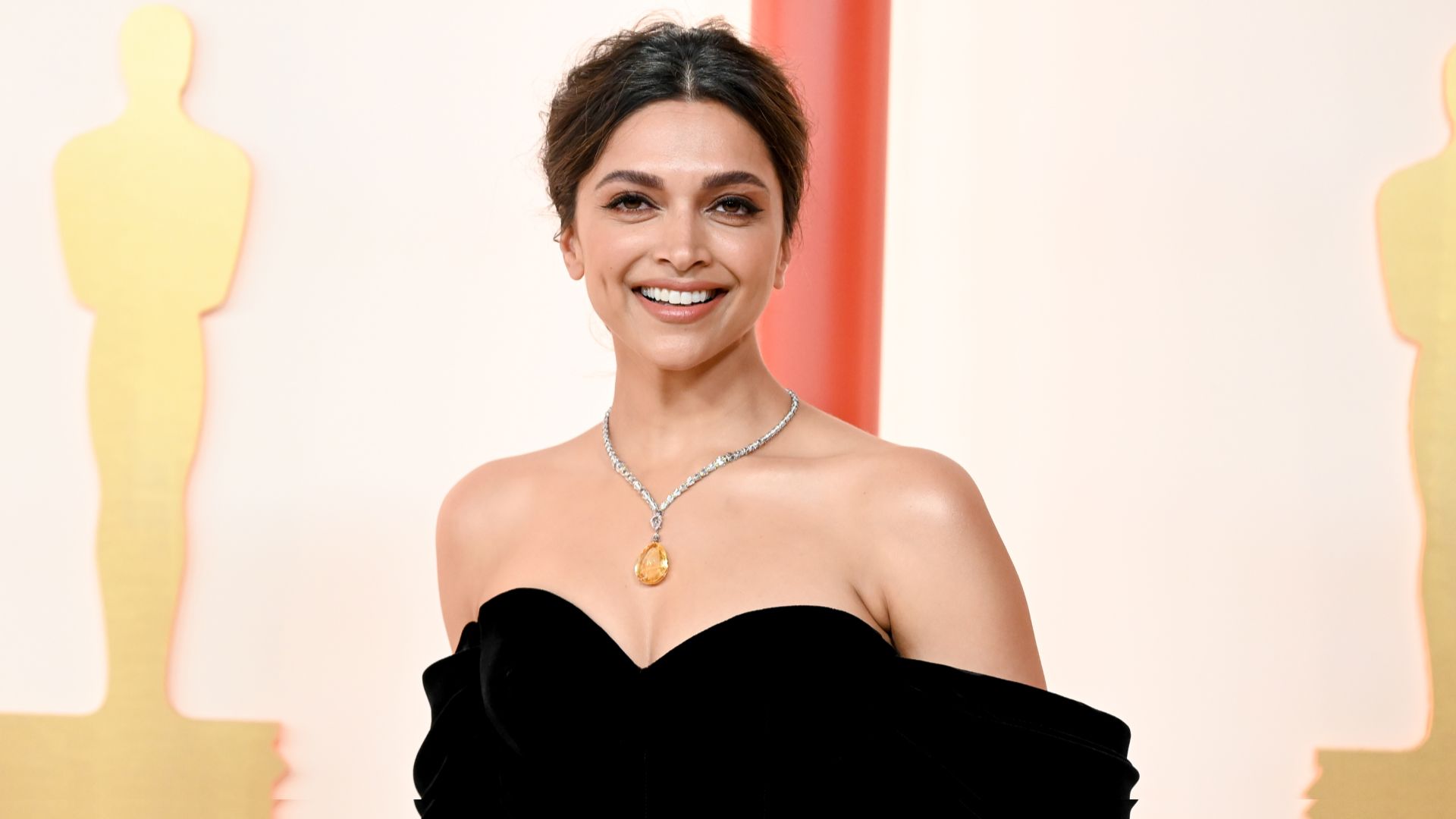 রেড কার্পেটে দীপিকার সেরা ৮ লুক