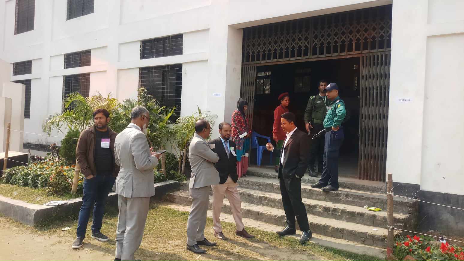 শীতের রোদে অলস সময় কাটাচ্ছেন নির্বাচনী কর্মকর্তারা