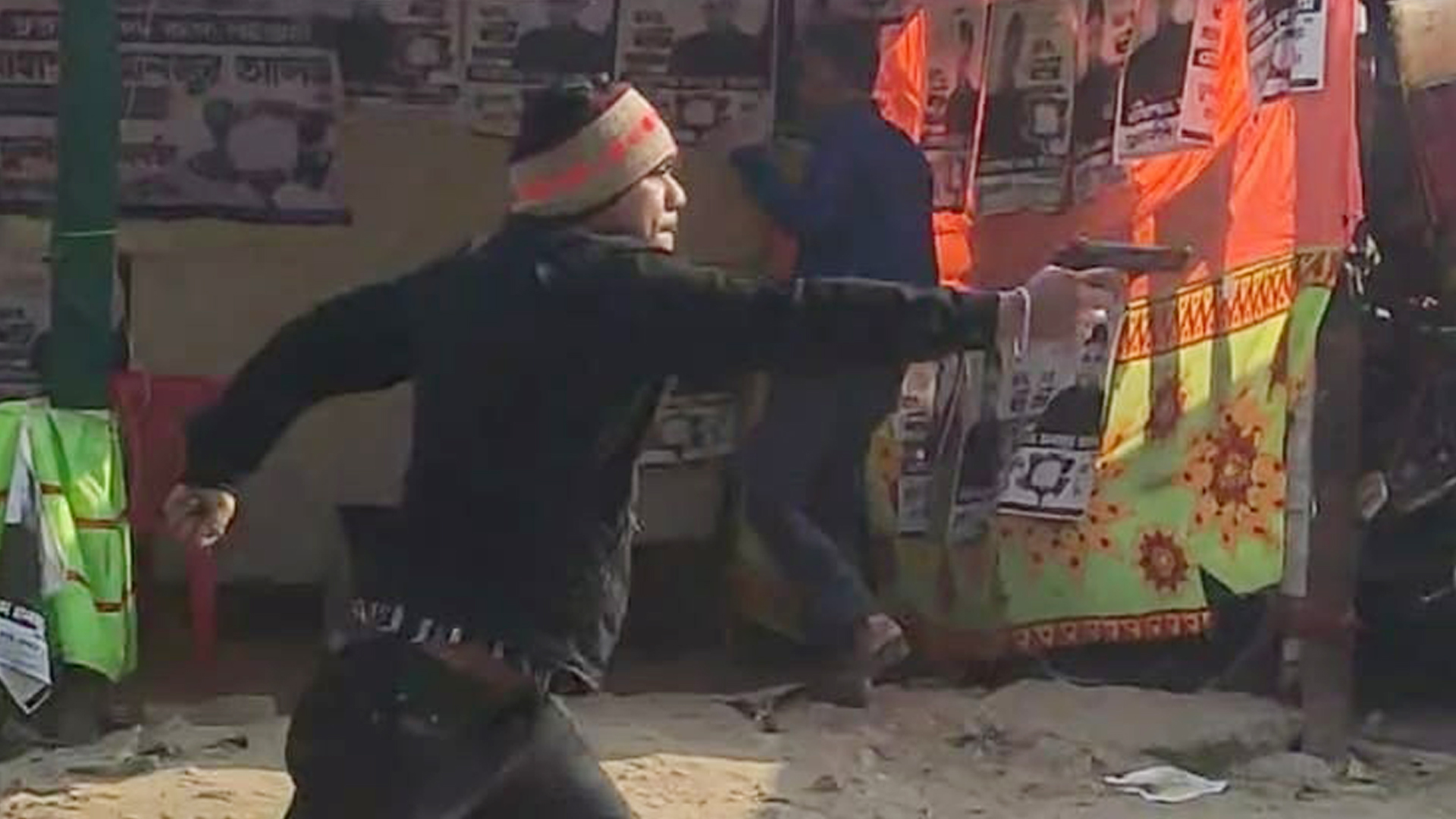 চট্টগ্রামে ভোটকেন্দ্রের পাশে সংঘর্ষ, গুলি করছেন ছাত্রলীগ কর্মী শামীম