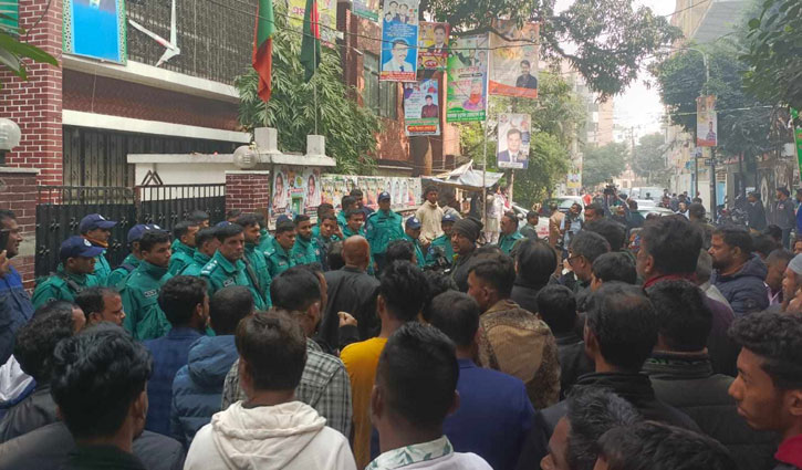 জাপা এমপিদের শপথ, দলীয় কার্যালয়ের সামনে নেতাকর্মীদের বিক্ষোভ