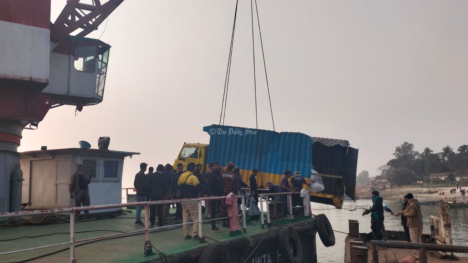 পদ্মায় ডুবে যাওয়া ফেরির সহকারী মাস্টার এখনো নিখোঁজ, দুটি ট্রাক উদ্ধার