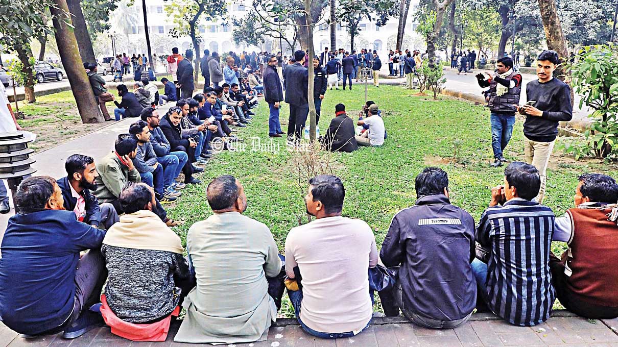 ‘পুলিশ পেছনে লেগেছে, বাথরুমের ছাদ-খালের পাড় এখন আমাদের থাকার জায়গা’