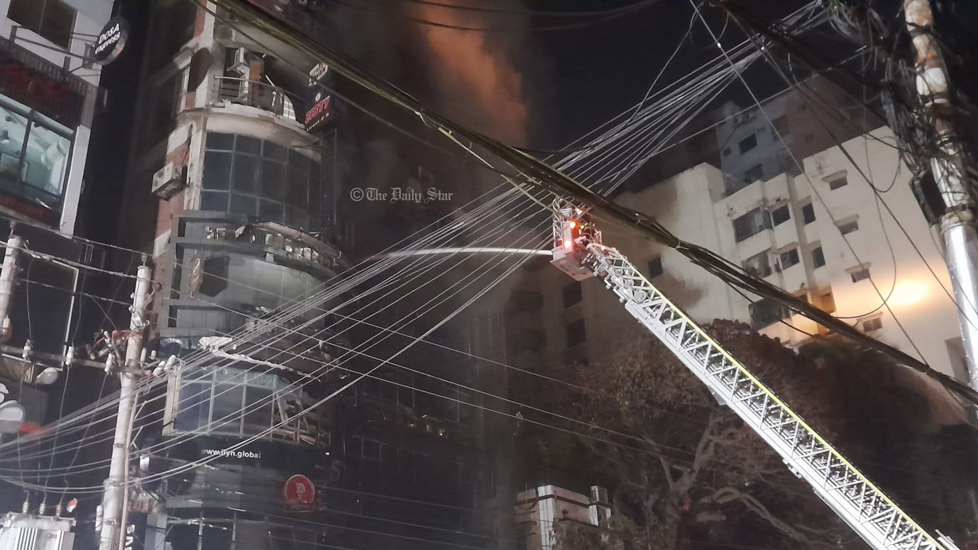 কাচ্চি ভাই রেস্টুরেন্টে আগুন: ভবন থেকে বের হতে গিয়ে আহত অন্তত ১০