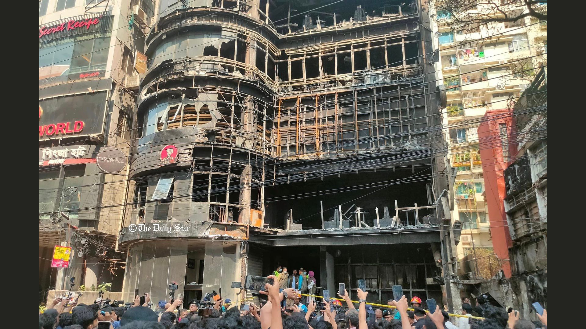 ৫ স্বজনকে বাঁচাতে পারলেও নিজে বাঁচলেন না এশা