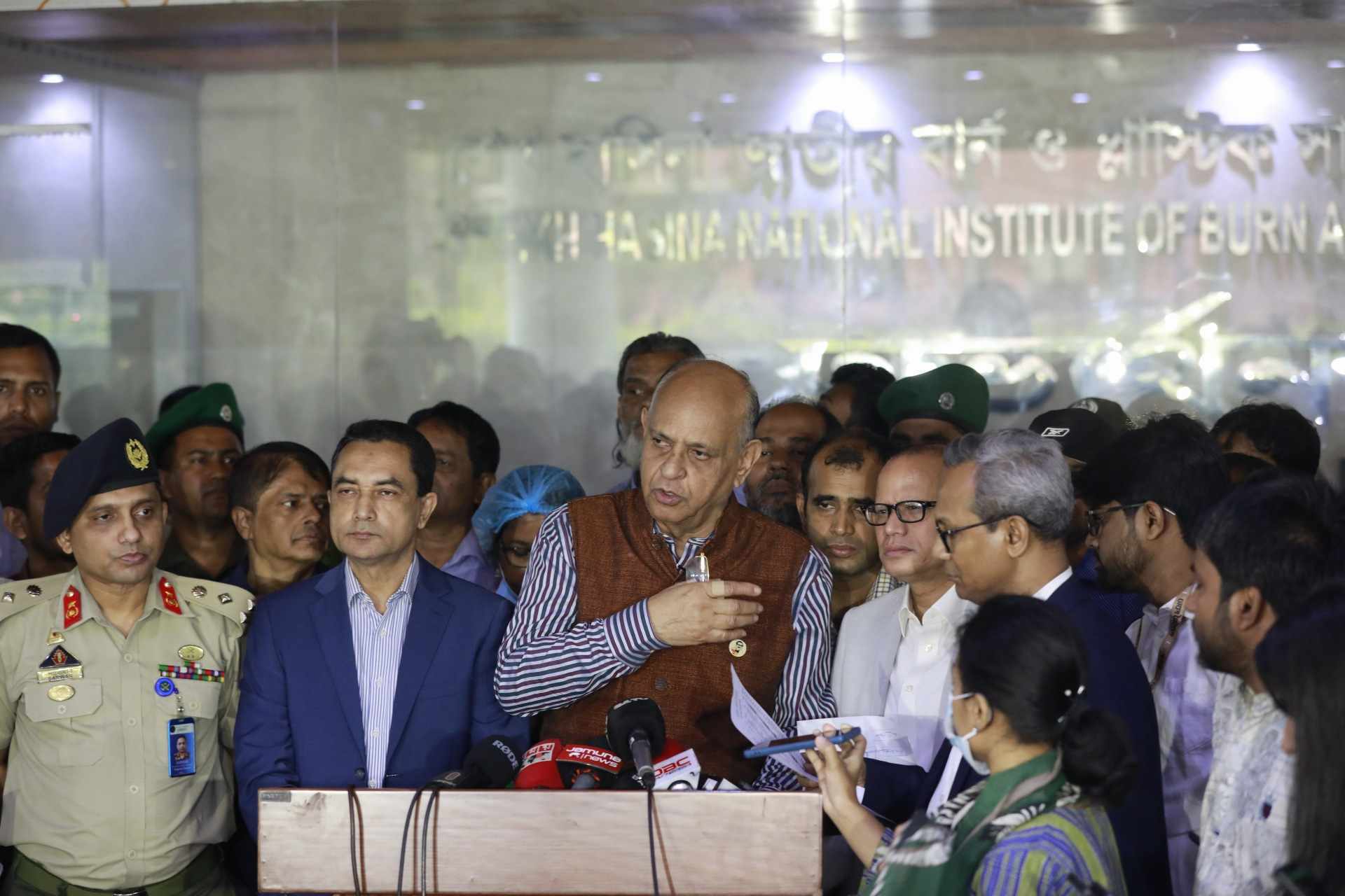 গ্যাস সিলিন্ডারের আগুনে দগ্ধ ৩২ জনের কেউই আশঙ্কামুক্ত নন: স্বাস্থ্যমন্ত্রী