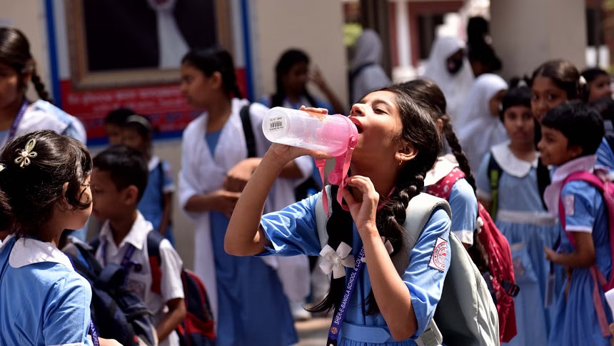 হিট অ্যালার্টের সময় বাড়লেও স্কুলে ফিরেছে শিক্ষার্থীরা