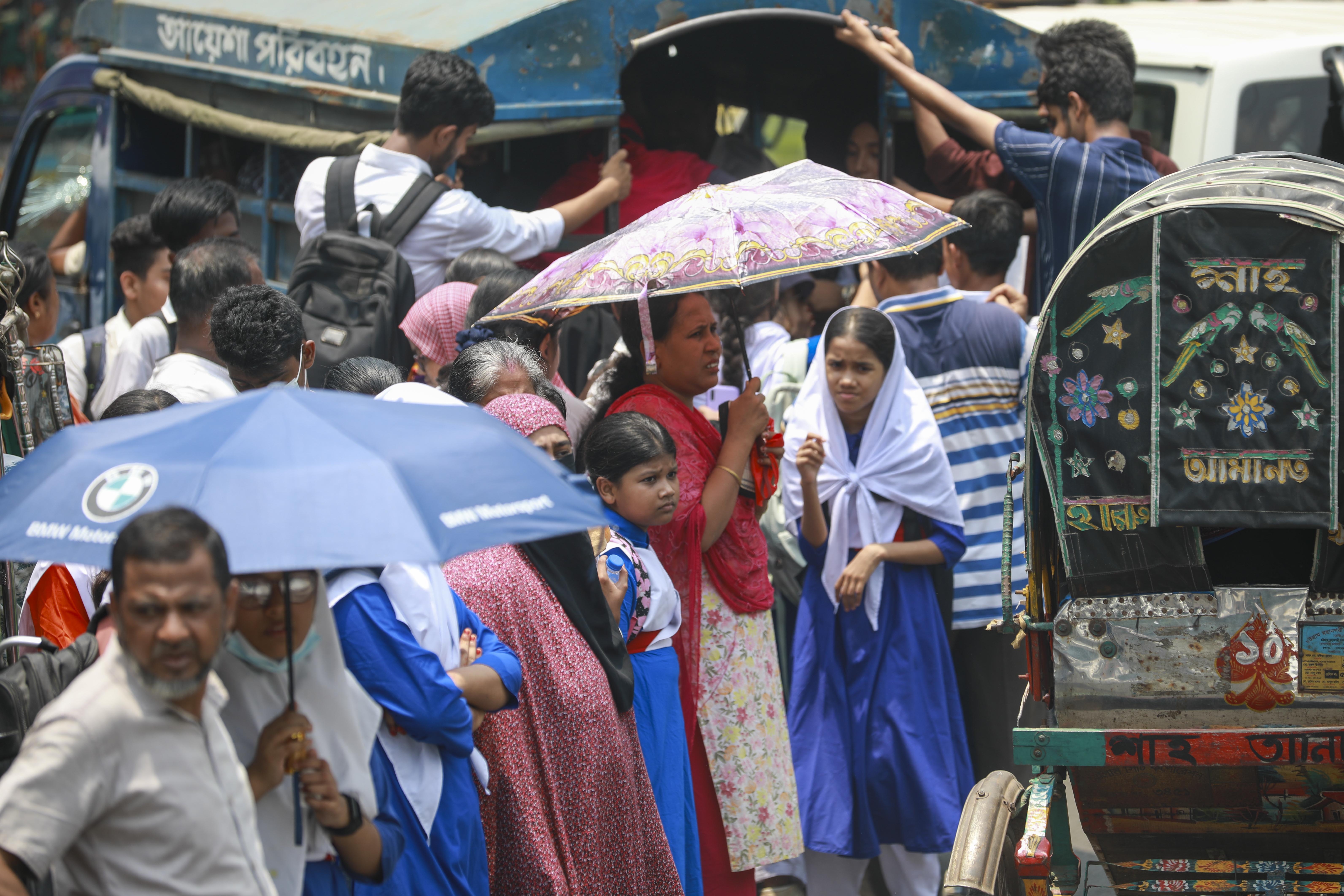 গাড়ি নেই, তীব্র গরমে ঘণ্টার পর ঘণ্টা রাস্তায় দুর্ভোগ