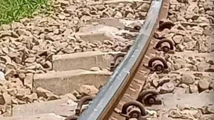 গরমে পূবাইলে বেঁকে গেছে রেললাইন