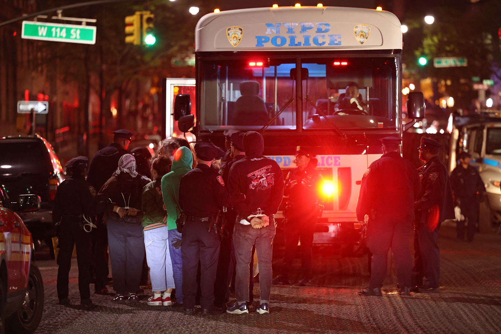 যুক্তরাষ্ট্রের দুই বিশ্ববিদ্যালয়ে পুলিশি অভিযান, ইসরায়েলি গণহত্যা বিরোধী বিক্ষোভরত শতাধিক শিক্ষার্থী গ্রেপ্তার