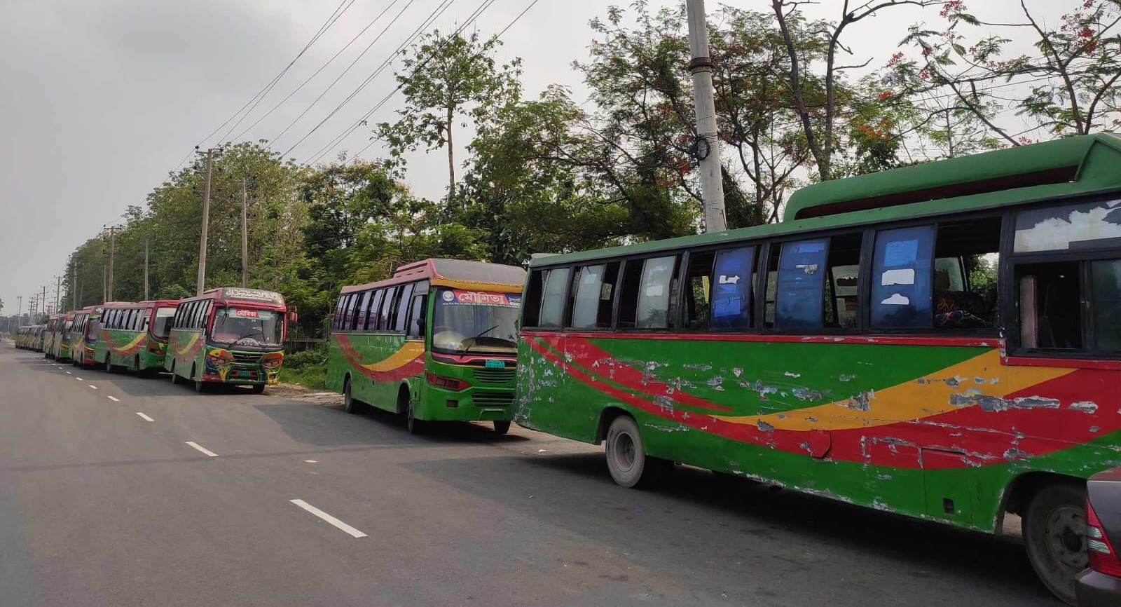 শিক্ষার্থীকে অপহরণ চেষ্টার অভিযোগ, জাবিতে মৌমিতা পরিবহনের ১৬ বাস আটক
