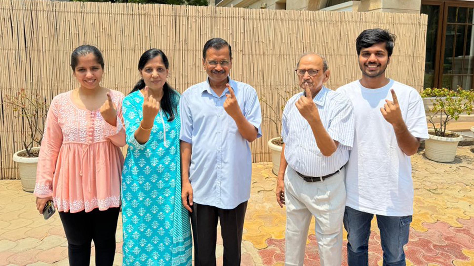 কংগ্রেস প্রার্থীকে ভোট দিয়ে কেজরিওয়াল বললেন ‘মুদ্রাস্ফীতি-বেকারত্বের বিরুদ্ধে ভোট দিয়েছি’