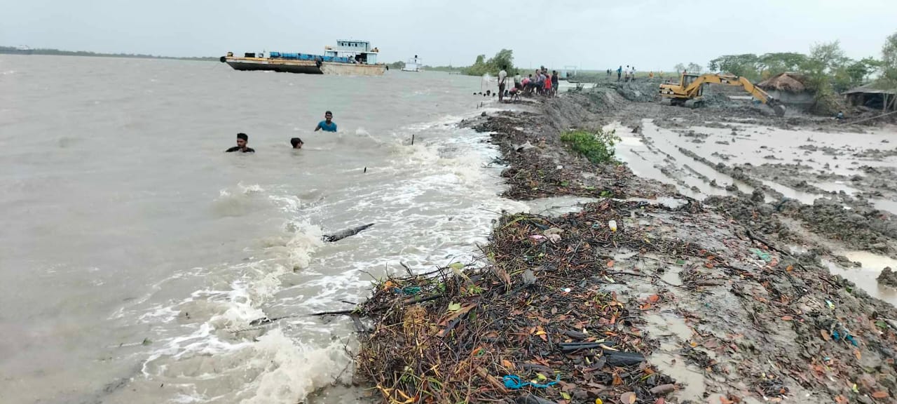 কয়রায় বেড়িবাঁধ উপচে পানি ঢুকছে লোকালয়ে